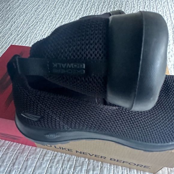 Skechers Women's Go Walk Sneaker slip on sneakers. Size 7 - Picture 9 of 12